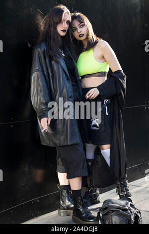 Londra, Inghilterra - Settembre 15, 2019 elegante raccolta partecipanti al di fuori 180 Strand per la London Fashion Week. Due ragazze vestite di nero e verde goth Foto Stock