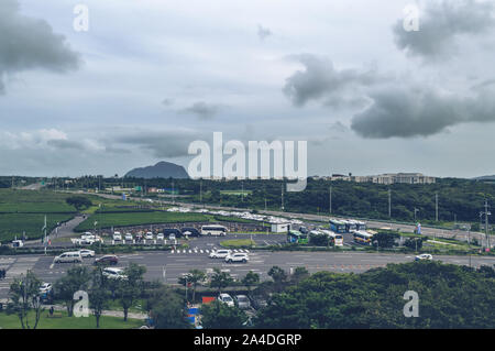 Jeju Island, Corea del Sud, settembre 05, 2019: vista da tè osulloc museo sul paesaggio di Jeju con parcheggio e strade Foto Stock
