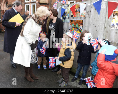 Foto deve essere accreditato ©Kate verde/Alpha premere 076831 24/01/2013 Camilla Duchessa di Cornovaglia Parker Bowles durante una visita a Sant Anselmo è la Chiesa, e per imparare a conoscere la comunità progetto benefico Pathways al Kennington Cross a Londra Foto Stock