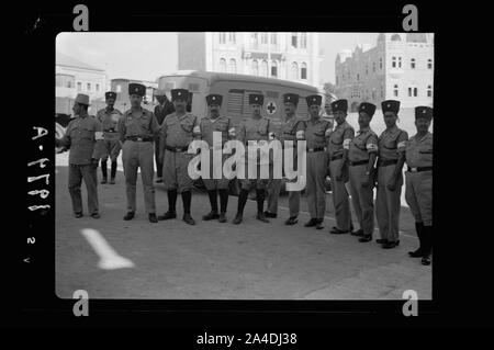 Il sollevamento dell'assedio di Gerusalemme. Squadra della Croce Rossa di uomini del reparto di salute, a Damasco in attesa di gate per il sollevamento del coprifuoco Foto Stock