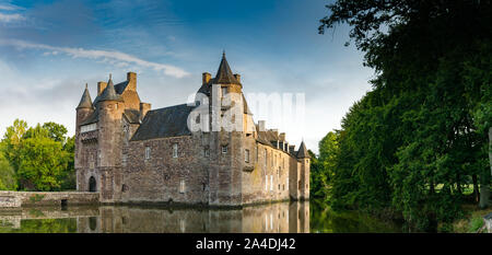 Campeneac, Brittany / Francia - 26 agosto 2019: vista del castello storico castello di Trecesson nella foresta Broceliande con riflessi nello stagno Foto Stock