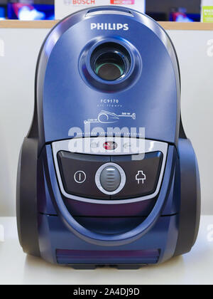 Blue aspirapolvere. sul banco del negozio. stand su uno scaffale di un negozio. Foto Stock