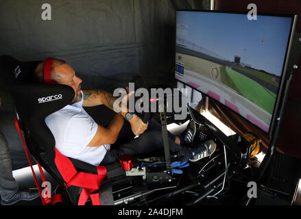 Cracovia. Cracovia. La Polonia. L'uomo la pratica di abilità di guida in un simulatore di auto. Foto Stock