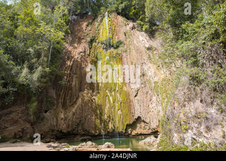 Panorama della splendida El Limon cascata tropicale con un sacco di muschio e acqua di cottura a vapore, guarda sotto la cascata nella Repubblica dominicana di th Foto Stock