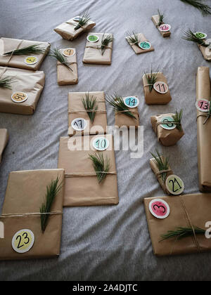 Regali di Natale regalo confezionato per un calendario d'Avvento Foto Stock