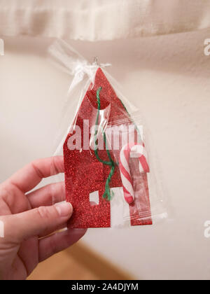 Regali di natale avvolti in carta trasparente, artigianato e dolci Foto Stock