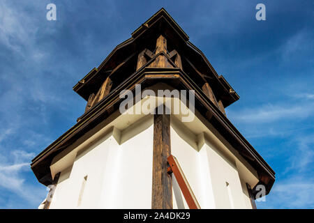 San Petka chiesa ortodossa orientale torre campanaria in Tsari Mali Grad fortezza, il villaggio di Belchin, Bulgaria, a basso angolo di vista parziale Foto Stock