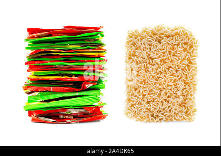 Pila di lamina di variopinti sacchetti di plastica e il blocco della secca Tagliatelle istante, Ramen isolati su sfondo bianco. Il Fast Food, riciclo del lavoro, prigioniero Foto Stock