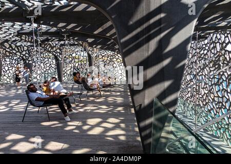 AREA RELAX PRESSO IL MUCEM, MUSEO DELLA CIVILTÀ DELL' EUROPA E DEL MEDITERRANEO, Marsiglia, BOUCHES-DU RHONE, FRANCIA Foto Stock