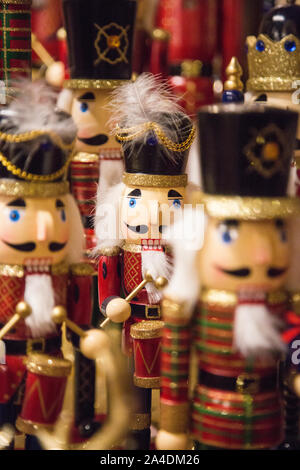 Messa a fuoco selettiva di un Natale in legno schiaccianoci con uniforme e uno strumento musicale Foto Stock