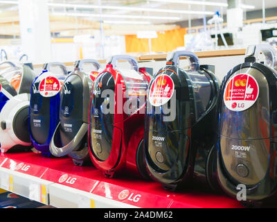 Fila di aspirapolvere su un contatore del negozio. stand su uno scaffale di un negozio. Una varietà di aspirapolvere sono disposti in una fila ad un elettrodomestico store Foto Stock