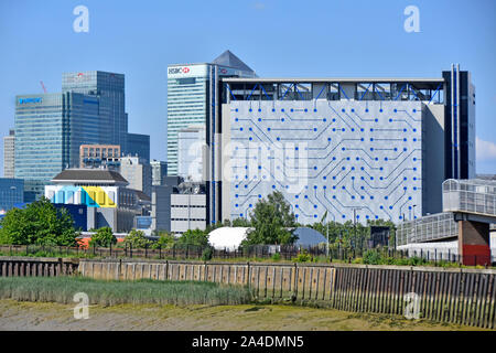 Paesaggio urbano dal fiume Lea facciata moderna dell'edificio del data center Telehouse e dei grattacieli del distretto finanziario di Canary Wharf East London Inghilterra Regno Unito Foto Stock