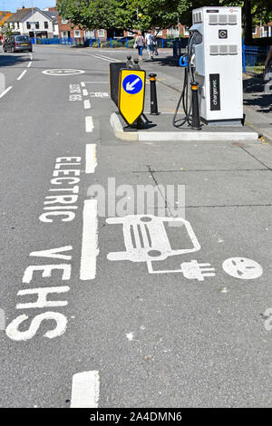 Scena di strada di due sotto usato & vuoto auto elettrica stazione di ricarica con indicazioni stradali per alloggiamenti di parcheggio su strada urbana Poole Dorset England Regno Unito Foto Stock