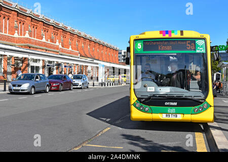 Bournemouth treno stazione ferroviaria di imbarco passeggeri gli autobus gialli optare single decker trasporto pubblico servizio di autobus alla fermata al di fuori di Dorset England Regno Unito Foto Stock