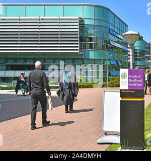 Edge Hill campus universitario agli studenti di facoltà di assistenza sanitaria e sociale laurea a confermare gli studenti formazione laurea Ormskirk Lancashire England Regno Unito Foto Stock