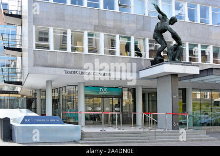 TUC casa congressi ingresso alla sede centrale edificio del Trades Union Congress dominato dalla statua in bronzo di Bernard Prati Londra Inghilterra REGNO UNITO Foto Stock