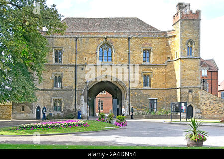 Antica Porta gate del XIV secolo gateway storico al monastero di Ely & cattedrale edifici ora parte di Kings scuola privata e ospita una biblioteca England Regno Unito Foto Stock