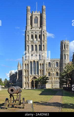 Cattedrale di Ely popolare storico & turismo religioso attrazione Norman West Tower & russo dono di cannone da Queen Victoria Cambridgeshire England Regno Unito Foto Stock