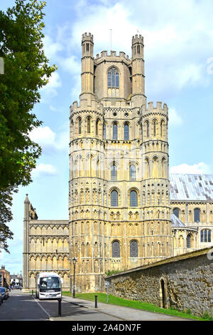 Ely cattedrale normanna popolare attrazione turistica designato pulmann & parcheggio di prelievo al di sotto della torre ovest Cambridgeshire East Anglia England Regno Unito Foto Stock