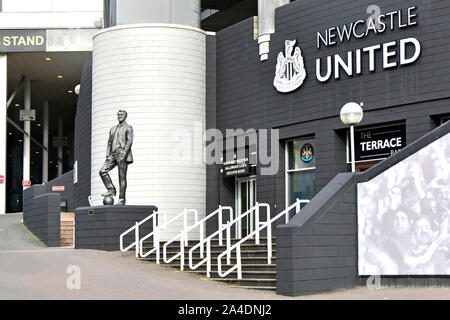 La Newcastle United Football Club parte del St James Park Stadium con la statua in bronzo del famoso Sir Bobby Robson giocatore di football manager & England Regno Unito Foto Stock