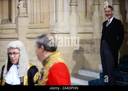 Leader della House of Commons Giacobbe Rees-Mogg attende l'arrivo della Regina Elisabetta II presso il sovrano è entrata prima della apertura della condizione del Parlamento presso il Palazzo di Westminster a Londra. Foto Stock