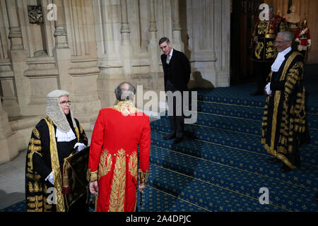 Leader della House of Commons Giacobbe Rees-Mogg attende l'arrivo della Regina Elisabetta II presso il sovrano è entrata prima della apertura della condizione del Parlamento presso il Palazzo di Westminster a Londra. Foto Stock