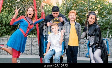 09/05/2019, Kiev, Ucraina: Attori in tute di Spiderman e Batman lavora alla festa di compleanno per bambini piccoli. I bambini giocano con gli animatori, ou Foto Stock