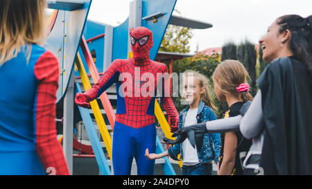 09/05/2019, Kiev, Ucraina: Attori in tute di Spiderman e Batman lavora alla festa di compleanno per bambini piccoli. I bambini giocano con gli animatori, ou Foto Stock