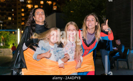 09/05/2019, Kiev, Ucraina: Attori in tute di Spiderman e Batman lavora alla festa di compleanno per bambini piccoli. I bambini giocano con gli animatori, ou Foto Stock