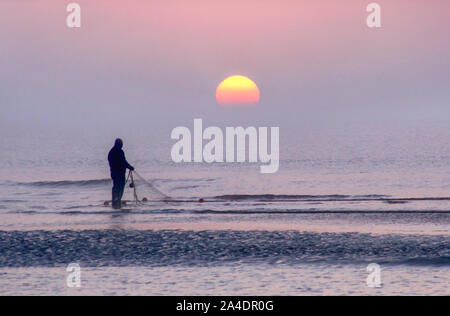 La mattina presto fisherman Foto Stock