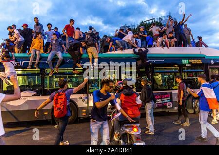 Ventole SU UN RATP trasporto pubblico bus, scena di esultanza seguendo il francese del team di calcio la vittoria nella semifinale della Coppa del Mondo, Francia - Belgio, Place Saint Michel, Paris, Francia, Europa Foto Stock