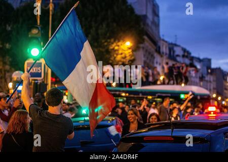 Ventole SU UN RATP trasporto pubblico bus, scena di esultanza seguendo il francese del team di calcio la vittoria nella semifinale della Coppa del Mondo, Francia - Belgio, Place Saint Michel, Paris, Francia, Europa Foto Stock