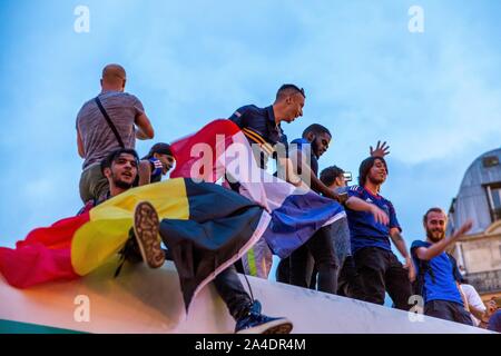 Ventole SU UN RATP trasporto pubblico bus, scena di esultanza seguendo il francese del team di calcio la vittoria nella semifinale della Coppa del Mondo, Francia - Belgio, Place Saint Michel, Paris, Francia, Europa Foto Stock