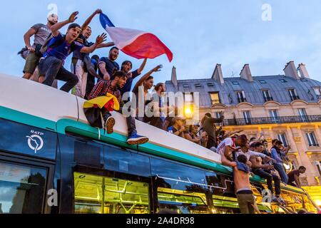 Ventole SU UN RATP trasporto pubblico bus, scena di esultanza seguendo il francese del team di calcio la vittoria nella semifinale della Coppa del Mondo, Francia - Belgio, Place Saint Michel, Paris, Francia, Europa Foto Stock