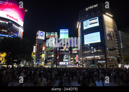 Una vista del famoso Shibuya scramble crossing in Tokyo. Foto Stock