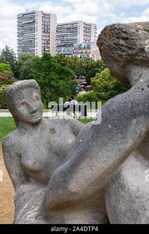 Coppia romantica e il gruppo scultoreo di bagnanti da MORICE LIPSI, del Parco Montsouris, Parigi, 14esimo arrondissement, Francia, Europa Foto Stock