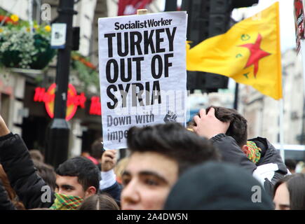 Londra, Regno Unito. Xiii oct, 2019. Un manifestante detiene una targhetta per chiedere alla Turchia di uscire della Siria durante la dimostrazione.manifestanti marzo attraverso il centro di Londra per protestare contro l'invasione turca del distretto Rojava, un curdo area controllata nel nord est della Siria. Credito: SOPA Immagini limitata/Alamy Live News Foto Stock