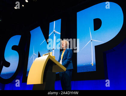 Aberdeen, Regno Unito. Xiv oct, 2019. Aberdeen, 14 ottobre 2019. Nella foto: Roseanna Cunningham MSP - Segretario del clima. Il cambiamento climatico discorso presso il Partito nazionale scozzese (SNP) conferenza presso il complesso evento Aberdeen(TECA). Credito: Colin Fisher/Alamy Live News Foto Stock