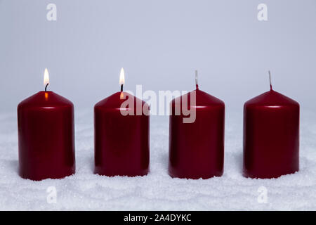 2. Avvento con due candele accese nella neve Foto Stock
