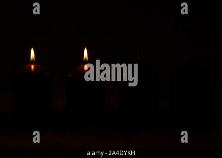2. Avvento con due candele accese nella neve Foto Stock
