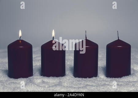 2. Avvento con due candele accese nella neve Foto Stock