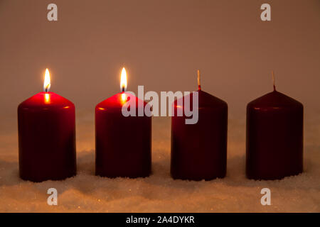 2. Avvento con due candele accese nella neve Foto Stock