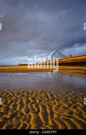 Blackpool's South Shore beach guardando verso la Pleasure Beach e il Big One a distanza Foto Stock