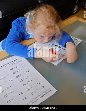 Ragazza giovane facendo i compiti di scuola Foto Stock