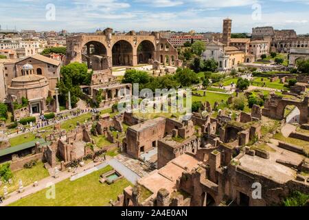 Via Sacra, Via Sacra, SANTA FRANCESCA ROMANA BASILICA, Arco di Tito e il colosseo sul colle Palatino, la BASILICA DI SANTA FRANCESCA ROMANA, l ARCO DI TITO e il Colosseo, Roma, Italia, Europa Foto Stock