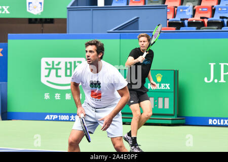 Nicolas MAHUT di Francia e Edouard Roger-Vasselin di Francia pratica prima semifinale di uomini doppio a 2019 Rolex Masters di Shanghai in Cina a Shanghai, 12 ottobre 2019. Foto Stock