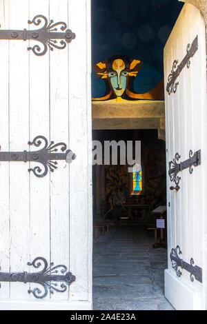 Ingresso della chiesa di SOUS PARSAT, dipinti murali che rappresentano il vecchio e il Nuovo Testamento dal pittore contemporaneo Gabriele CHABRAT, (23) Creuse, Limousin, Nuova Aquitaine, Francia Foto Stock