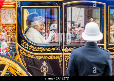Londra, Regno Unito. Xiv oct, 2019. La regina (passando da nel suo stato pullman con il principe Carlo e Camilla) va al Parlamento per far sì che il suo intervento come parte dello Stato di apertura. Credito: Guy Bell/Alamy Live News Foto Stock