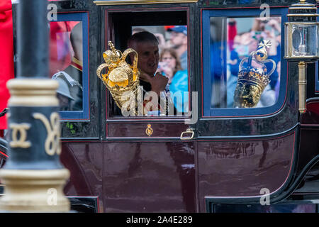 Londra, Regno Unito. Xiv oct, 2019. Il machete passano nel loro pullman - La Regina va al Parlamento per far sì che il suo intervento come parte dello Stato di apertura. Credito: Guy Bell/Alamy Live News Foto Stock