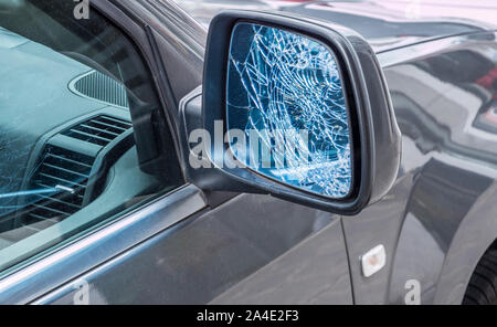 Il vandalismo su lo specchio esterno auto Foto Stock